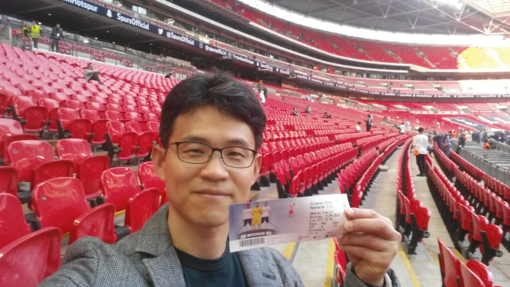 토트넘 경기장에서 축구 티켓을 들고 찍은 사진