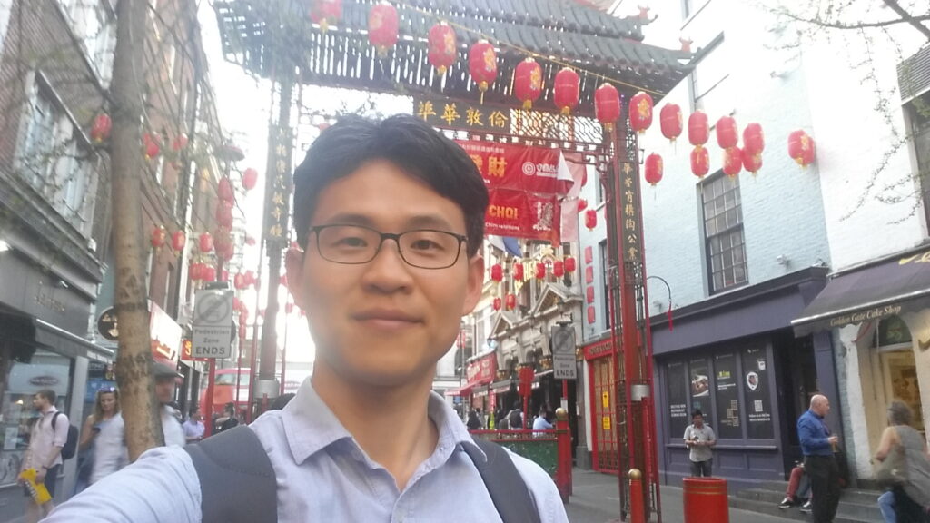 런던 차이나타운 앞에서 찍은 사진. 일주일만에 기온이 올라가서 외투없이 가벼운 옷차림으로 사진을 찍었다.