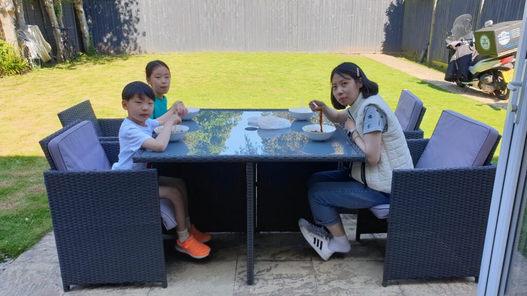 have a lunch in Airbnb